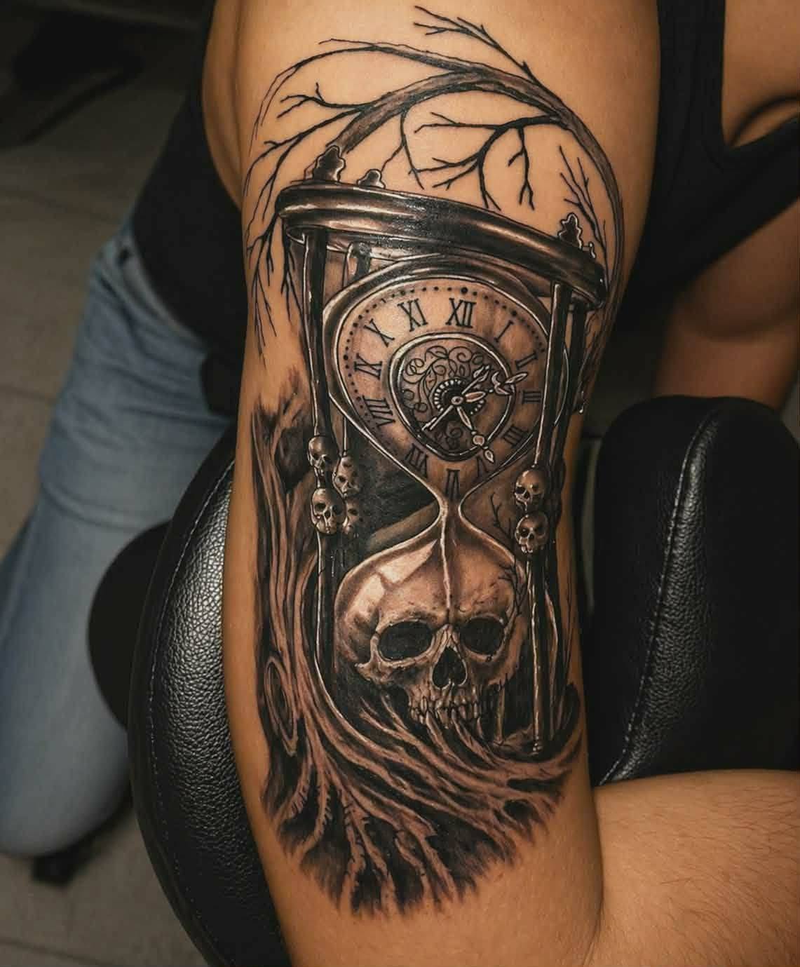 Clepsidră și craniu — lucrare MAX TATTOO