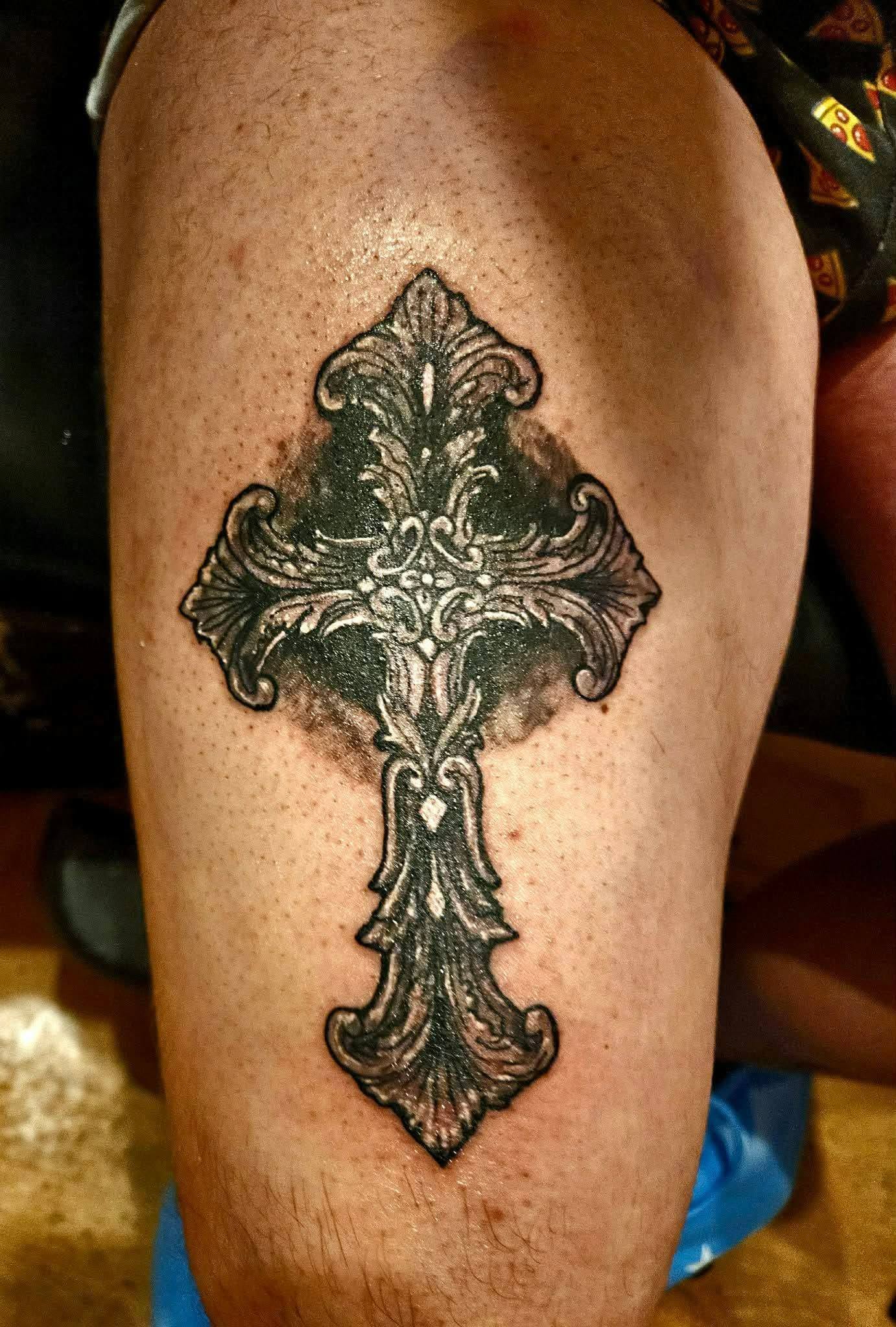 Cruce ornamentală — lucrare MAX TATTOO