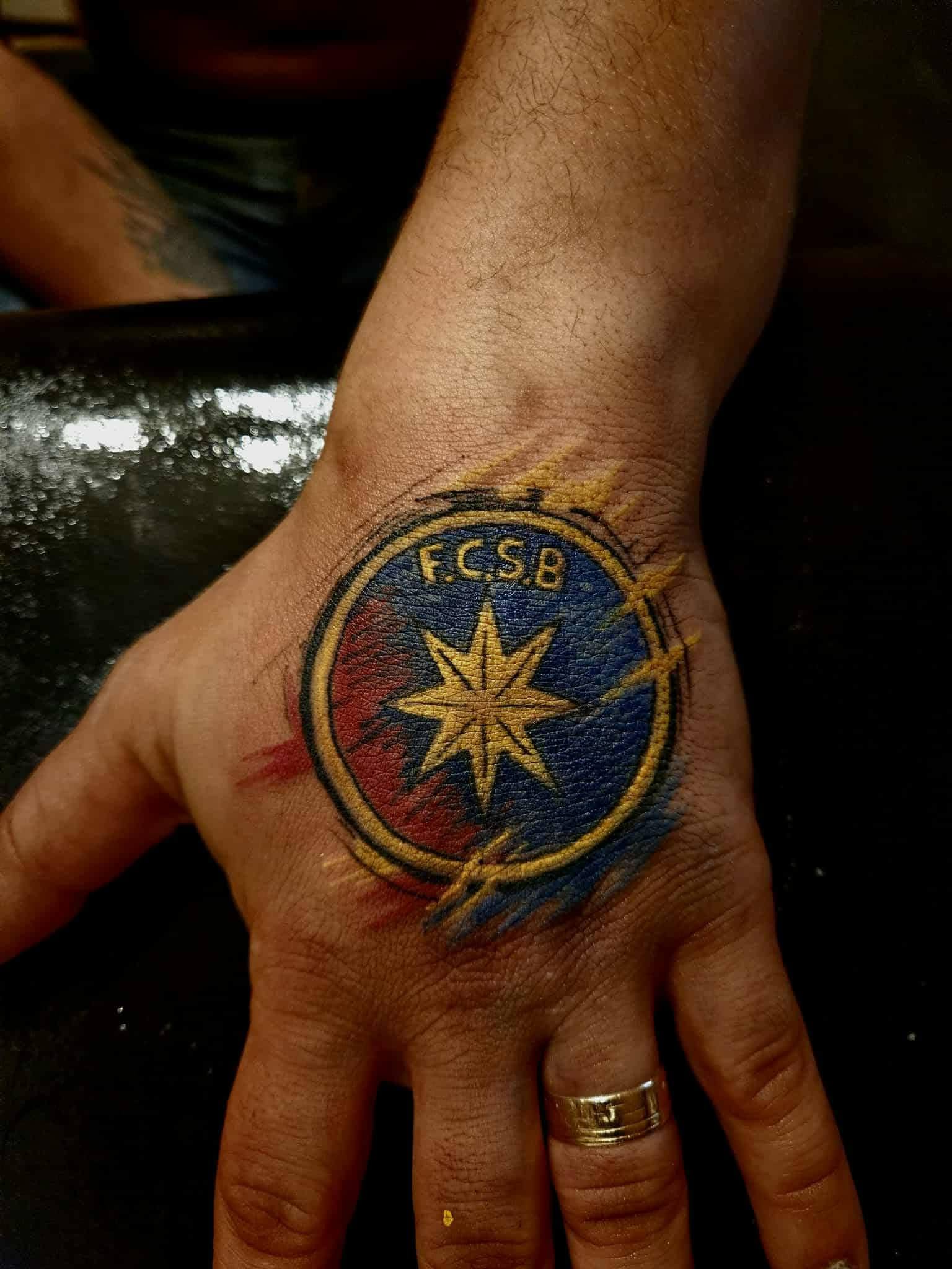 Emblemă pe mână — lucrare MAX TATTOO