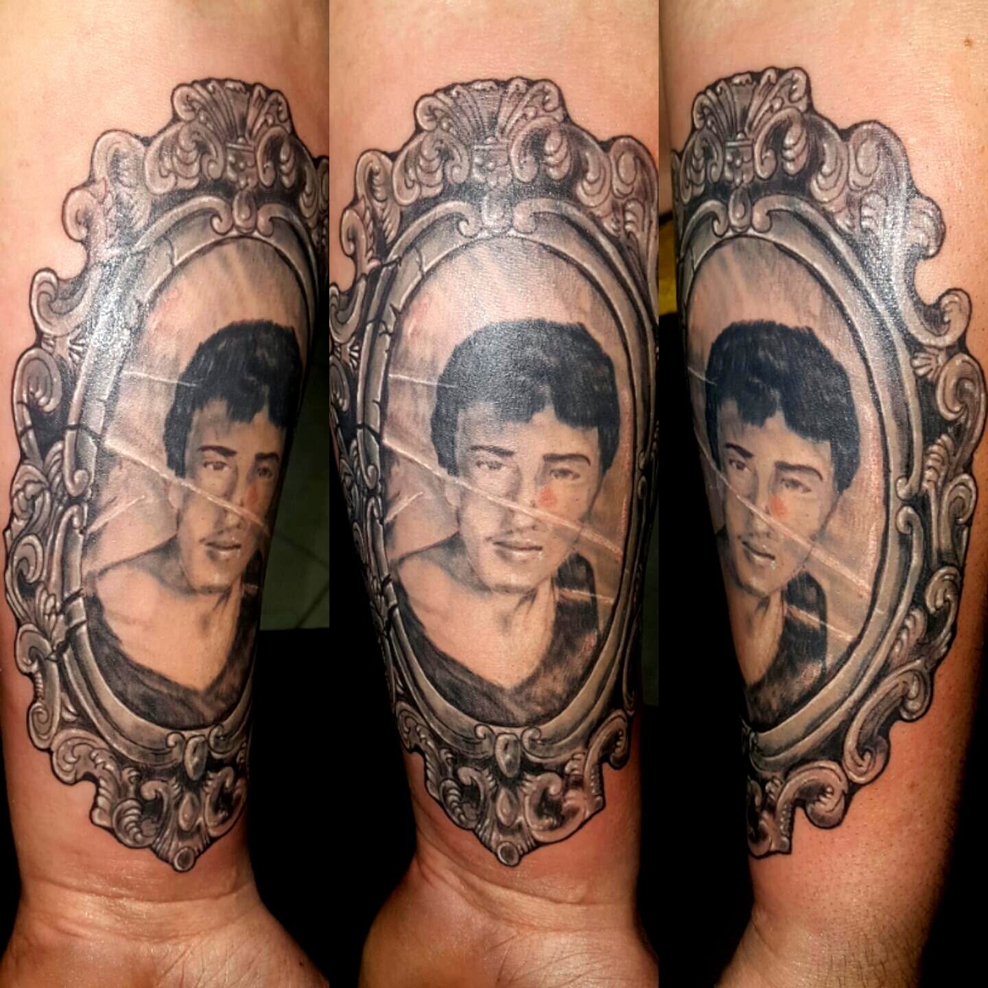 Portret în ramă — lucrare MAX TATTOO